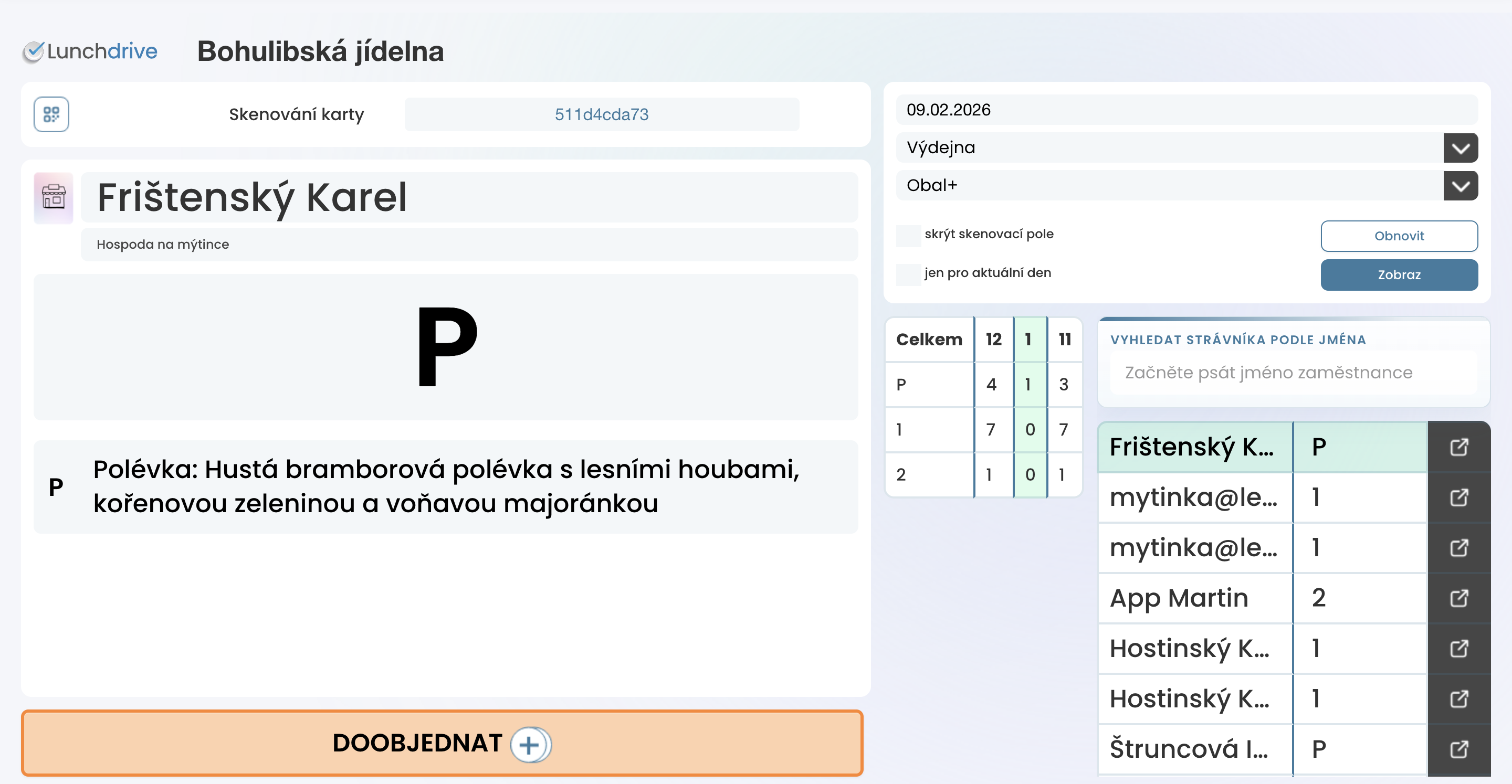 Výdejový terminál se jménem strávníka, označením jídla a přehledem porcí
